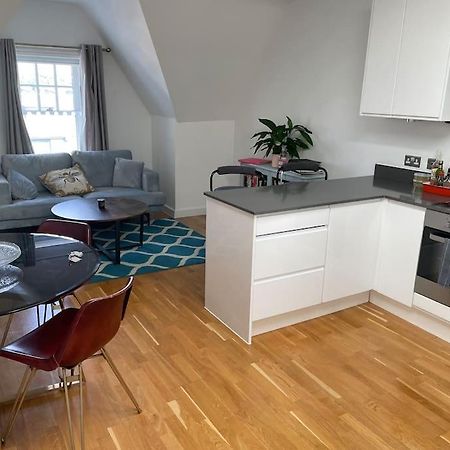 Lovely 2-Bed Flat With Well Equipped Kitchen Daire Ealing Dış mekan fotoğraf