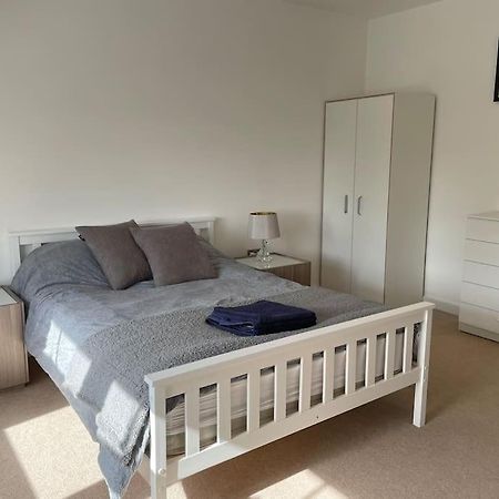 Lovely 2-Bed Flat With Well Equipped Kitchen Daire Ealing Dış mekan fotoğraf