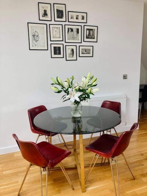 Lovely 2-Bed Flat With Well Equipped Kitchen Daire Ealing Dış mekan fotoğraf