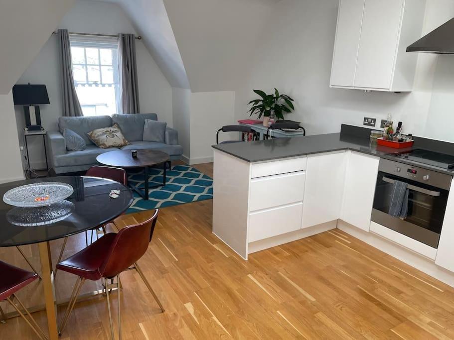 Lovely 2-Bed Flat With Well Equipped Kitchen Daire Ealing Dış mekan fotoğraf
