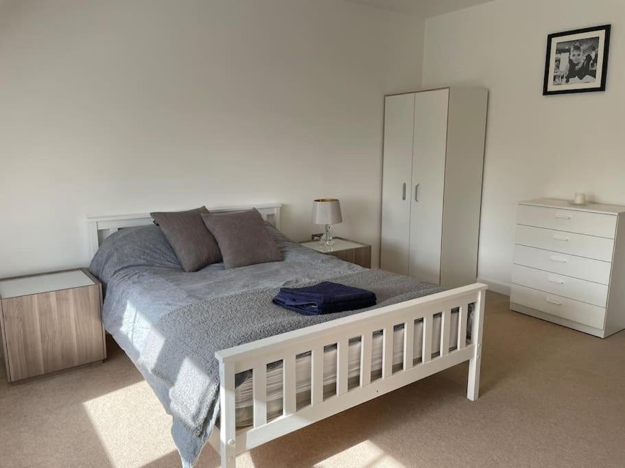 Lovely 2-Bed Flat With Well Equipped Kitchen Daire Ealing Dış mekan fotoğraf