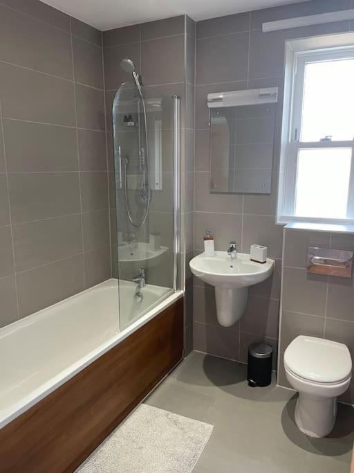 Lovely 2-Bed Flat With Well Equipped Kitchen Daire Ealing Dış mekan fotoğraf